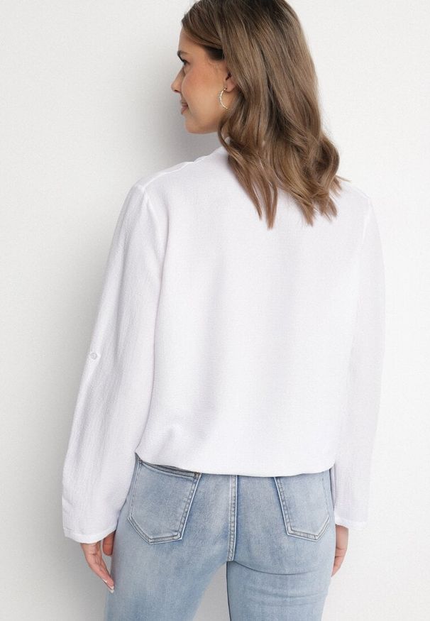 Born2be - Biała Koszula z Podwijanymi Rękawami Ilanielis. Okazja: na co dzień. Kolor: biały. Materiał: jeans. Styl: elegancki, casual
