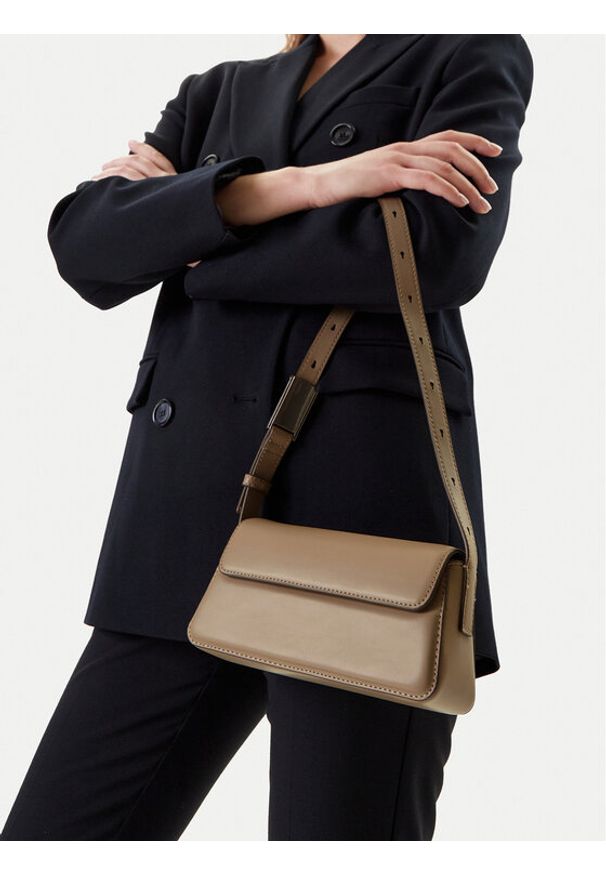 Calvin Klein Jeans Torebka Belted Small Shoulder Bag LV04K3110G Beżowy. Kolor: beżowy. Materiał: skórzane