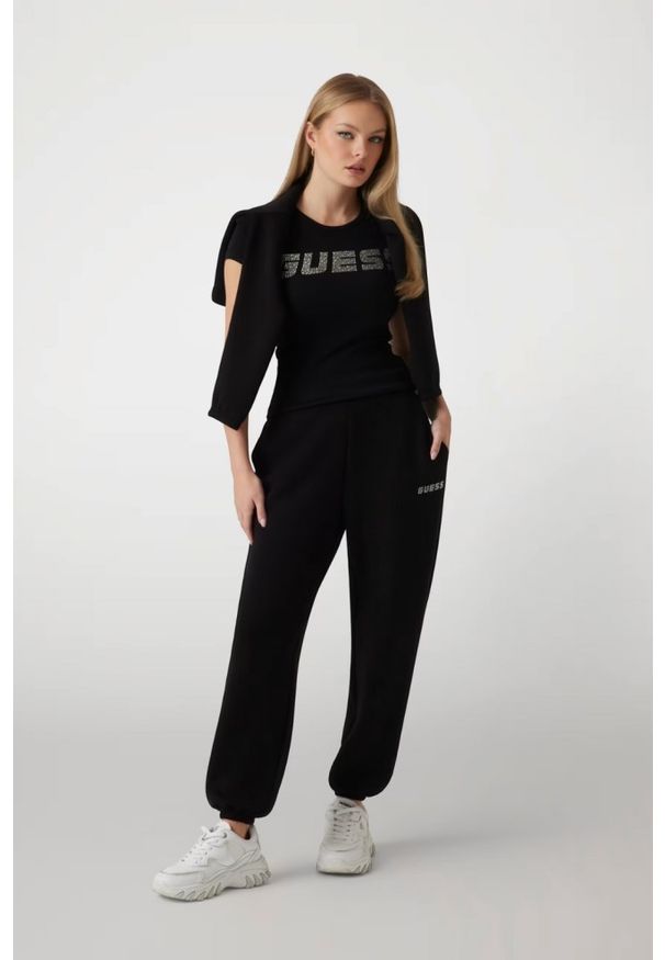 Guess - GUESS Czarny damski t-shirt Kiara. Kolor: czarny