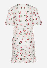 Born2be - Biała Sukienka w Wisienki z Marszczeniem i Bufiastymi Rękawami Haliviel. Okazja: na co dzień. Typ kołnierza: dekolt kwadratowy. Kolor: biały. Wzór: kwiaty. Sezon: lato. Styl: casual #5