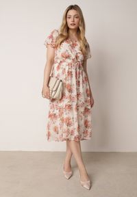 Born2be - Różowa Romantyczna Sukienka Kopertowa z Wiązanym Paskiem i Brokatem Yael. Okazja: na co dzień, na spotkanie biznesowe, do pracy, na randkę. Kolor: różowy. Wzór: kwiaty. Typ sukienki: kopertowe. Styl: casual, biznesowy, elegancki #3