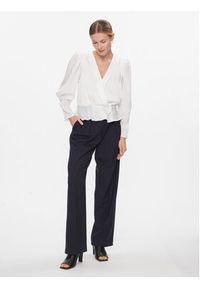 DKNY Bluzka P34ANQ01 Biały Regular Fit. Kolor: biały. Materiał: syntetyk