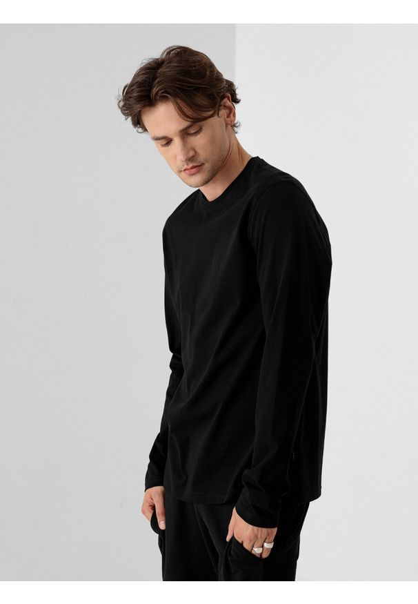 outhorn - Longsleeve gładki męski. Okazja: na co dzień. Materiał: bawełna, jersey, dzianina, materiał. Długość rękawa: długi rękaw. Wzór: gładki. Styl: casual