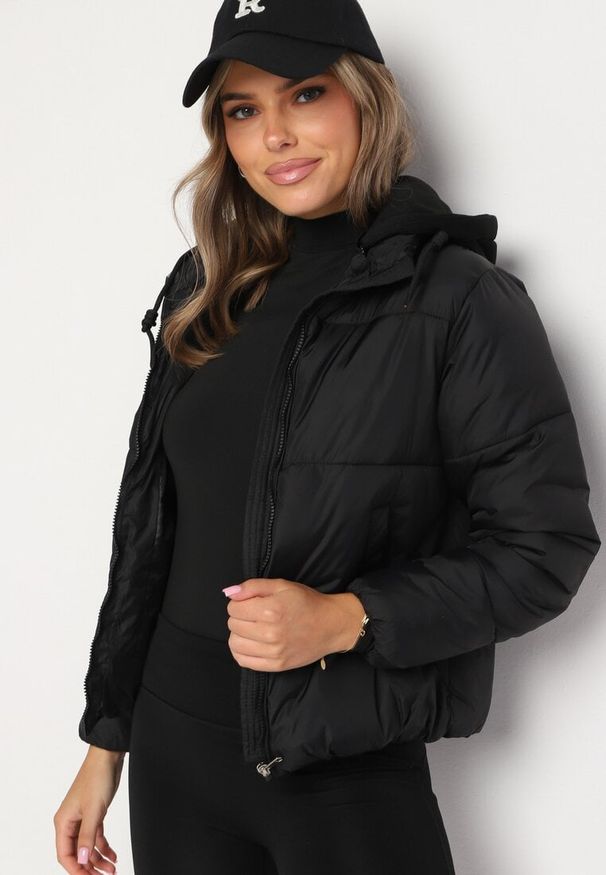 Born2be - Czarna Pikowana Kurtka z Kapturem Mivuna. Okazja: na co dzień. Typ kołnierza: kaptur. Kolor: czarny. Materiał: jeans. Długość: krótkie. Styl: casual