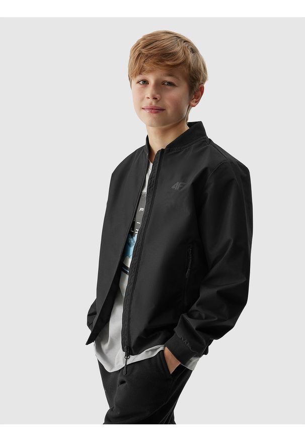 4f - Kurtka przejściowa chłopięca - czarna. Okazja: na co dzień. Kolor: czarny. Materiał: materiał, syntetyk, dzianina, tkanina. Wzór: gładki. Sezon: lato. Styl: klasyczny, casual, sportowy