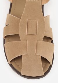 Born2be - Ciemnobeżowe Sandały Gladiatorki z Imitacji Nubuku z Klamerką Belenatia. Zapięcie: pasek. Kolor: beżowy. Materiał: nubuk. Sezon: lato. Styl: klasyczny #4