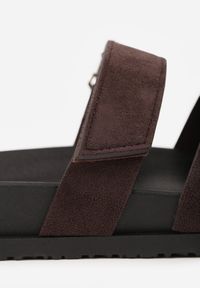 Born2be - Brązowe Płaskie Klapki z Ozdobnymi Wycięciami i Paskiem na Rzep Hisine. Okazja: na co dzień. Kolor: brązowy. Materiał: materiał, jeans. Sezon: lato. Styl: elegancki, casual #9