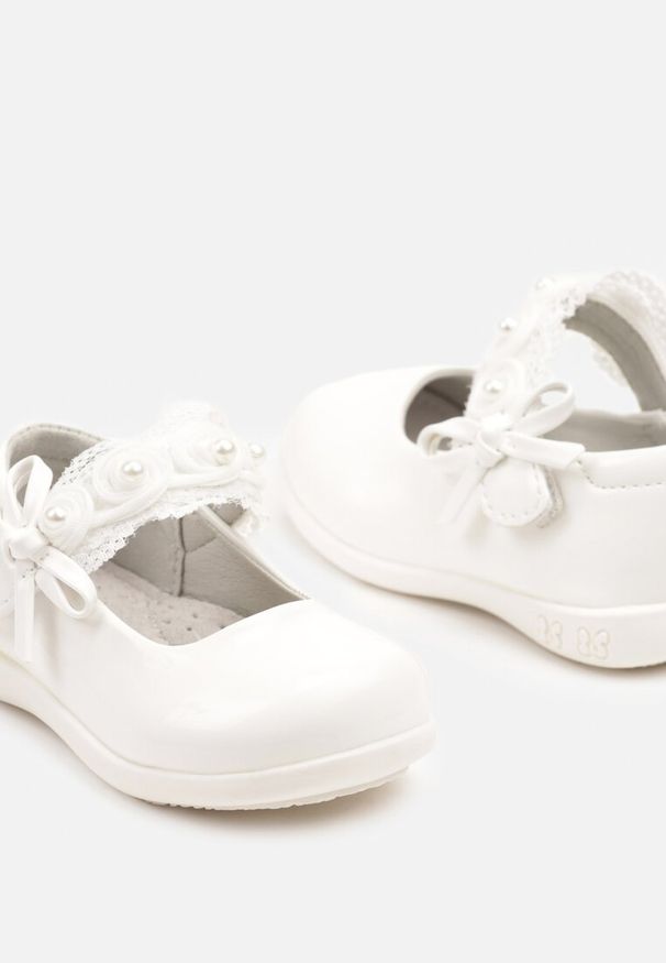 Born2be - Białe Balerinki Lakierowane ze Skórzaną Wkładką Zapinane na Rzep z Kokardą Relisen. Zapięcie: rzepy. Kolor: biały. Materiał: lakier, skóra
