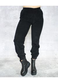 Deha - DEHA - Czarne spodnie ze sztruksu. Stan: podwyższony. Kolor: czarny. Materiał: sztruks. Wzór: gładki. Sezon: jesień