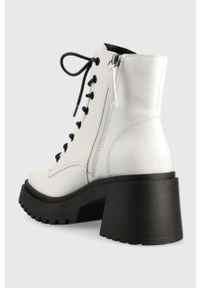Steve Madden botki skórzane Freeport damskie kolor biały na słupku. Zapięcie: sznurówki. Kolor: biały. Materiał: skóra. Obcas: na słupku. Wysokość obcasa: średni #4
