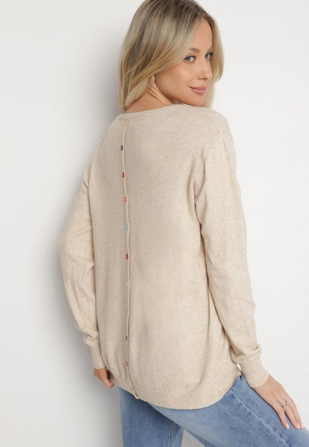 Born2be - Beżowy Sweter z Kaszmirem i Ozdobnymi Kieszeniami Sanarea. Okazja: na co dzień, na spacer. Kolor: beżowy. Materiał: kaszmir. Długość rękawa: długi rękaw. Długość: długie. Styl: klasyczny, elegancki, casual