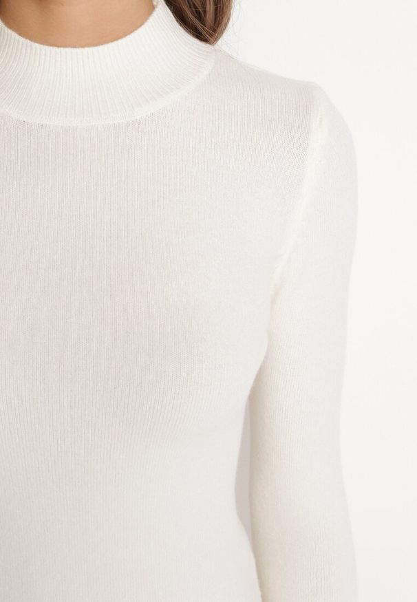 Born2be - Biały Golf z Miękkiej Dzianiny Agotona. Typ kołnierza: golf. Kolor: biały. Materiał: dzianina. Długość rękawa: długi rękaw. Długość: długie. Sezon: zima, jesień. Styl: klasyczny