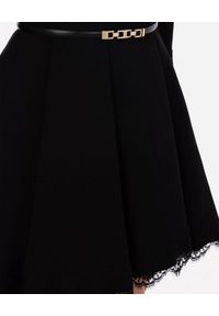 Elisabetta Franchi - ELISABETTA FRANCHI - Czarna sukienka mini z koronkowymi detalami. Typ kołnierza: dekolt w kształcie V. Kolor: czarny. Materiał: koronka. Wzór: koronka. Typ sukienki: dopasowane. Styl: klasyczny, elegancki. Długość: mini #3