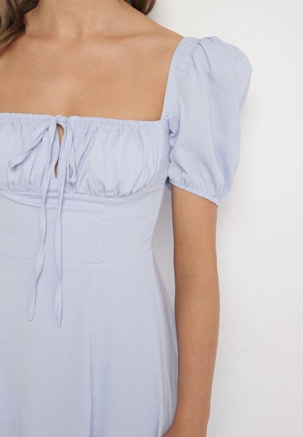 Born2be - Niebieska Sukienka w Rustykalnym Stylu z Wiązaniem przy Dekolcie i Rozcięciem Idanillea. Okazja: na spacer, na co dzień. Typ kołnierza: dekolt kwadratowy. Kolor: niebieski. Typ sukienki: rozkloszowane. Styl: casual