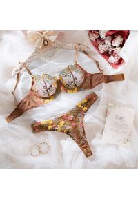 Intica - Zestaw bielizny z haftem elegancki i wygodny Wibekke. Kolor: brązowy. Materiał: tkanina, materiał. Wzór: haft #1