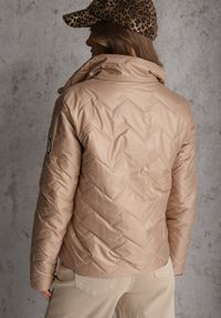 Renee - Ciemnobeżowa Pikowana Kurtka Dwustronna z Motywem Panterki i Naszywką Damike. Kolor: beżowy. Wzór: motyw zwierzęcy, aplikacja. Sezon: wiosna #3