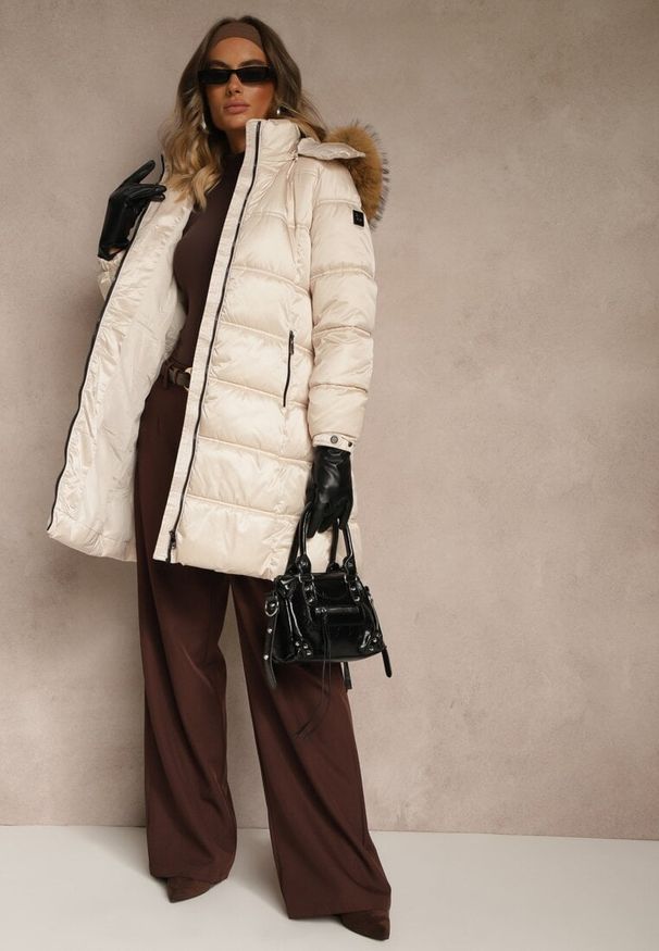 Renee - Beżowa Pikowana Kurtka o Długim Fasonie z Odpinanym Kapturem z Futerkiem Fenalda. Okazja: na spacer. Kolor: beżowy. Materiał: futro. Długość: długie. Styl: elegancki