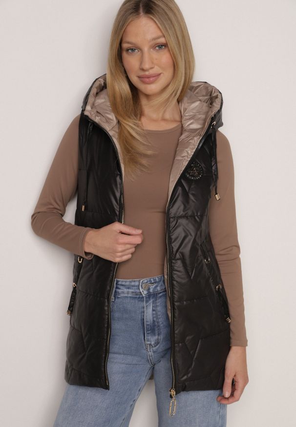 Born2be - Czarna Pikowana Kamizelka o Długim Kroju z Nieodpinanym Kapturem i Aplikacją Koretes. Okazja: na co dzień. Kolor: czarny. Materiał: prążkowany, poliester. Długość: długie. Wzór: aplikacja. Styl: casual