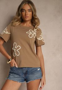 Renee - Jasnobrązowy T-shirt Zdobiony Aplikacjami w Kształcie Kwiatów Tilasea. Okazja: na co dzień. Kolor: brązowy. Materiał: jeans. Wzór: aplikacja, kwiaty. Styl: klasyczny, elegancki, casual