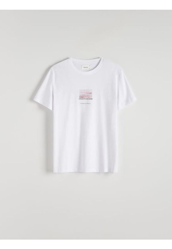 Reserved - T-shirt regular z nadrukiem - biały. Kolor: biały. Materiał: bawełna, dzianina. Wzór: nadruk