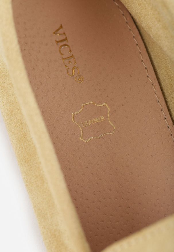 Born2be - Żółte Mokasyny VICES ze Skórzaną Wkładką i Metalową Ozdobą Aquilin. Nosek buta: okrągły. Kolor: żółty. Materiał: skóra. Wzór: aplikacja. Obcas: na obcasie. Styl: klasyczny. Wysokość obcasa: niski