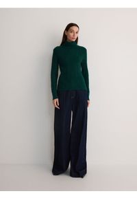 Reserved - Sweter z golfem - ciemnozielony. Typ kołnierza: golf. Kolor: zielony. Materiał: dzianina