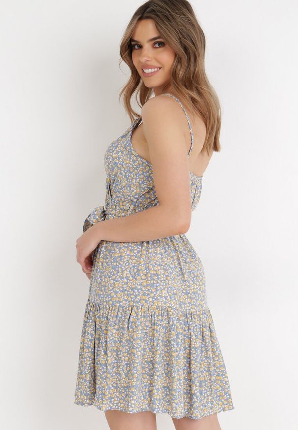 Born2be - Niebiesko-Żółta Sukienka Zotemus. Kolor: niebieski. Materiał: wiskoza, materiał. Długość rękawa: na ramiączkach. Wzór: aplikacja, kwiaty. Typ sukienki: kopertowe. Długość: mini