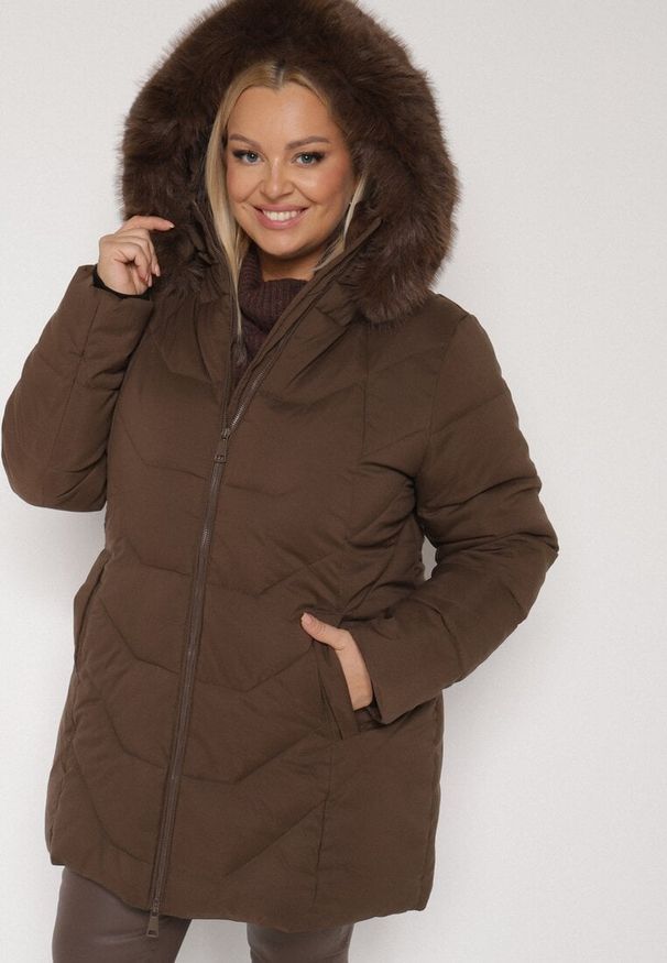 Born2be - Brązowa Pikowana Kurtka Zimowa z Kapturem i Futrem z Możliwością Odpięcia Fedrika. Okazja: na co dzień. Typ kołnierza: kaptur. Kolekcja: plus size. Kolor: brązowy. Materiał: futro. Sezon: zima. Styl: casual
