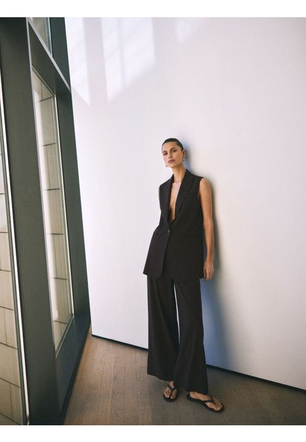 Reserved - Luźne spodnie - ciemnobrązowy. Kolor: brązowy. Materiał: tkanina, wiskoza