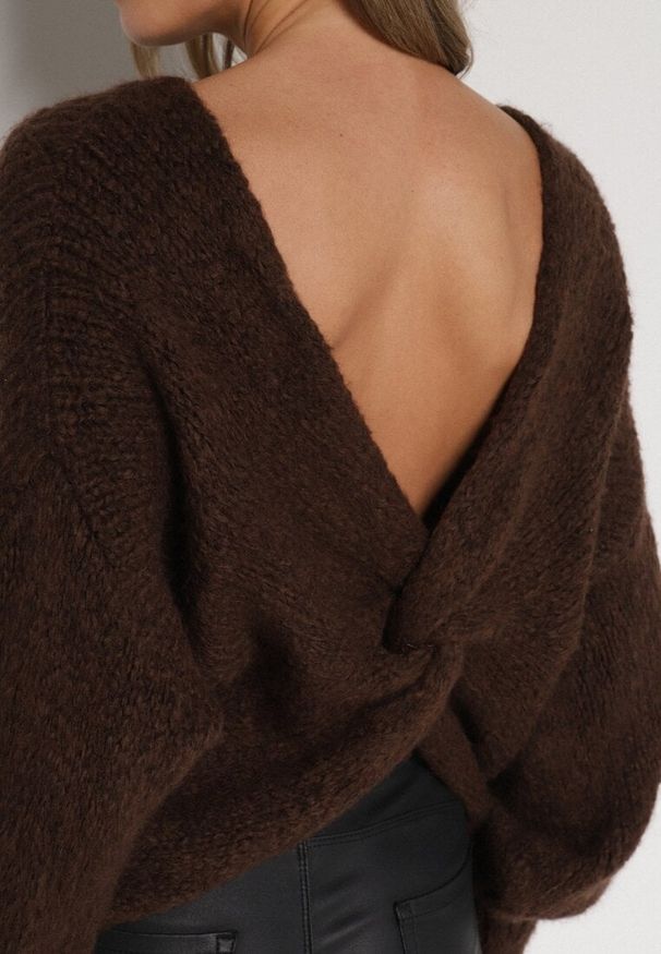 Born2be - Brązowy Sweter Oversize z Domieszką Wełny z Oryginalnym Dekoltem Lawedia. Okazja: na co dzień. Kolor: brązowy. Materiał: wełna. Styl: casual, klasyczny, elegancki