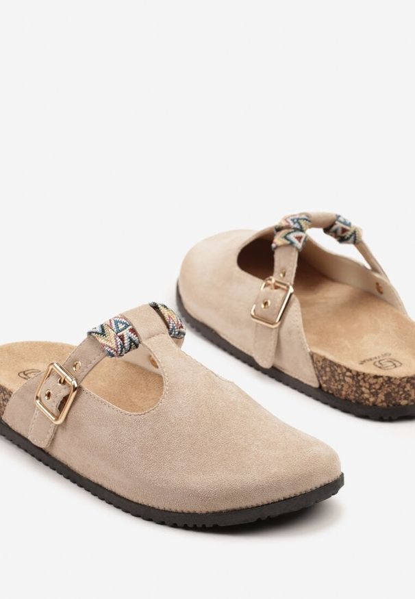 Born2be - Beżowe Klapki Chodaki z Ozdobnymi Wycięciami i Klamerką Nilra. Okazja: na co dzień. Kolor: beżowy. Sezon: lato. Styl: casual, elegancki