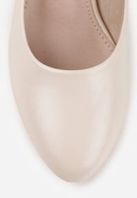 Born2be - Beżowe Czółenka VICES na Niskim Słupku z Geometrycznym Zdobieniem Olivesa. Okazja: na co dzień, na ślub cywilny, na wesele, do pracy, na spotkanie biznesowe. Nosek buta: okrągły. Kolor: beżowy. Wzór: geometria, aplikacja. Obcas: na słupku. Styl: klasyczny, casual, biznesowy, elegancki. Wysokość obcasa: średni #8