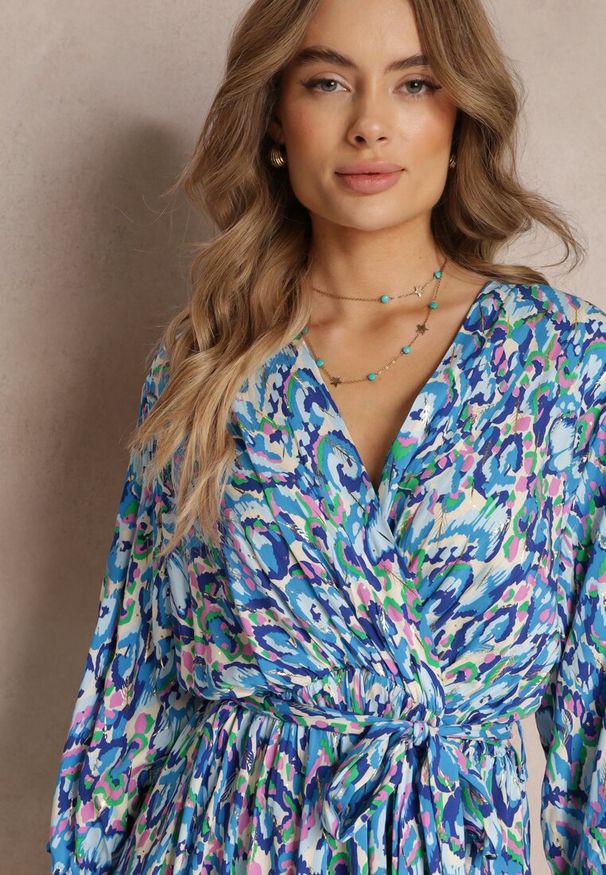 Renee - Niebieska Kopertowa Sukienka Midi z Wiązanym Paskiem i Metaliczną Nitką Armellia. Okazja: na co dzień. Kolor: niebieski. Typ sukienki: kopertowe. Styl: casual, elegancki. Długość: midi