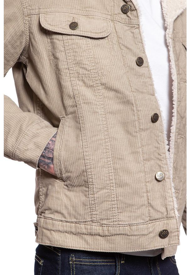 Lee - KURTKA ZIMOWA LEE SHERPA JACKET BEIGE L87AQM97 112122866. Materiał: jeans, materiał, sztruks, bawełna. Wzór: nadruk, kolorowy, jednolity. Sezon: zima. Styl: elegancki, sportowy, vintage, klasyczny