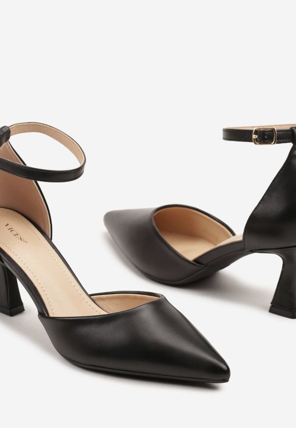 Renee - Czarne Czółenka Vices na Klepsydrze z Noskiem w Szpic i Klamerką Nusithia. Okazja: na co dzień. Zapięcie: sprzączka. Kolor: czarny. Materiał: jeans. Styl: casual, elegancki