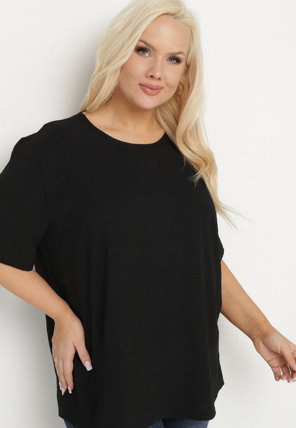 Born2be - Czarna Klasyczna Bluzka z Krótkim Rękawem Nilbia. Okazja: na co dzień, na spotkanie biznesowe, do pracy. Kolekcja: plus size. Kolor: czarny. Materiał: jeans. Długość rękawa: krótki rękaw. Długość: krótkie. Styl: klasyczny