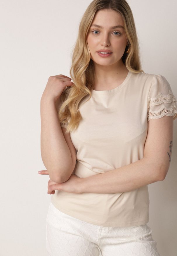 Born2be - Beżowy Bawełniany T-shirt z Koronkowymi Rękawami Carilynore. Okazja: na co dzień. Kolor: beżowy. Materiał: bawełna, koronka. Styl: elegancki, klasyczny, casual