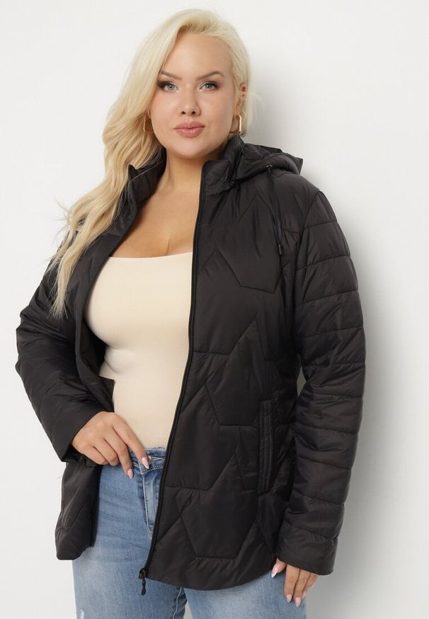 Born2be - Czarna Kurtka Pikowana z Odpinanym Kapturem Nalaniel. Okazja: na co dzień, na spacer. Kolekcja: plus size. Kolor: czarny. Materiał: jeans. Styl: casual, klasyczny