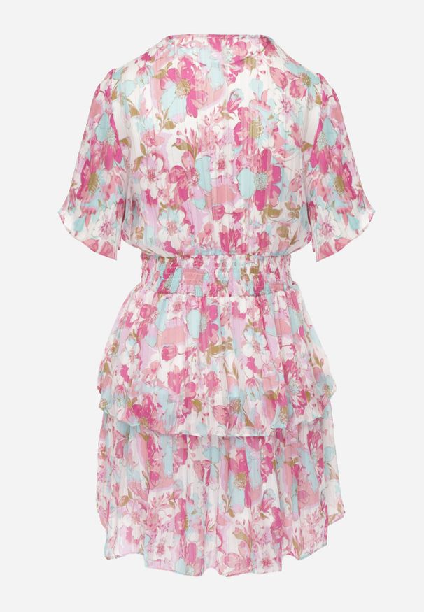 Renee - Różowa Taliowana Sukienka z Dzianinową Podszewką i Falbanami z Gumką w Talii Zonelia. Okazja: na co dzień. Typ kołnierza: dekolt w kształcie V. Kolor: różowy. Materiał: dzianina. Długość rękawa: krótki rękaw. Wzór: aplikacja, kwiaty. Styl: elegancki, casual