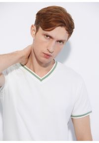 Ochnik - Biało-zielony T-shirt męski. Kolor: biały. Materiał: bawełna. Długość rękawa: krótki rękaw. Długość: krótkie #1