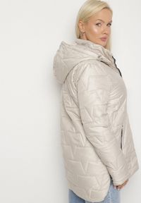 Born2be - Ciemnoszara Pikowana Kurtka z Kapturem w Klasycznym Stylu Mallissa. Okazja: na spacer. Typ kołnierza: kaptur. Kolekcja: plus size. Kolor: szary. Materiał: jeans. Wzór: aplikacja. Styl: klasyczny #4