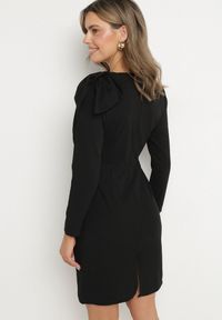 Born2be - Czarna Dopasowana Sukienka Koktajlowa Ozdobiona Kokardą i Rozcięciem na Linnaea. Okazja: na co dzień. Typ kołnierza: kokarda. Kolor: czarny. Wzór: aplikacja. Typ sukienki: dopasowane. Styl: wizytowy #5
