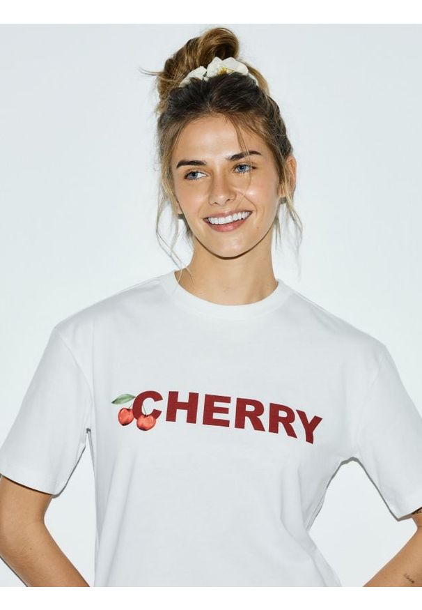 Reserved - T-shirt regular z nadrukiem - złamana biel. Materiał: dzianina, bawełna. Wzór: nadruk