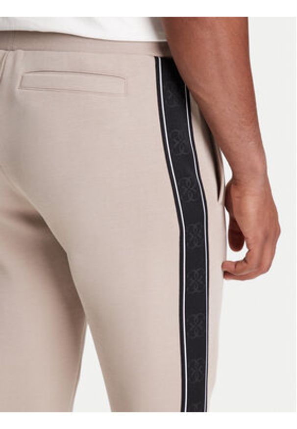 Guess Spodnie dresowe Z2YB09 KB3P2 Beżowy Regular Fit. Kolor: beżowy. Materiał: bawełna