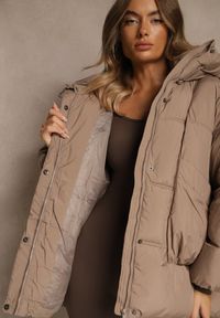 Renee - Ciemnobeżowa Puchowa Kurtka Oversize z Pikowanymi Przeszyciami i Kapturem Galeana. Okazja: na co dzień. Kolor: beżowy. Materiał: puch. Sezon: zima. Styl: casual, elegancki