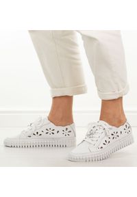 Białe ażurowe skórzane półbuty damskie Cambell 19432. Okazja: na co dzień. Zapięcie: sznurówki. Kolor: biały. Materiał: skóra. Szerokość cholewki: normalna. Wzór: ażurowy. Sezon: wiosna, lato, jesień. Styl: casual, klasyczny, elegancki #1