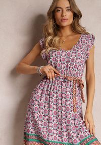 Renee - Różowa Wiskozowa Sukienka Mini z Falbanką i Gumką w Talii Ridholi. Kolor: różowy. Materiał: wiskoza. Długość: mini #5