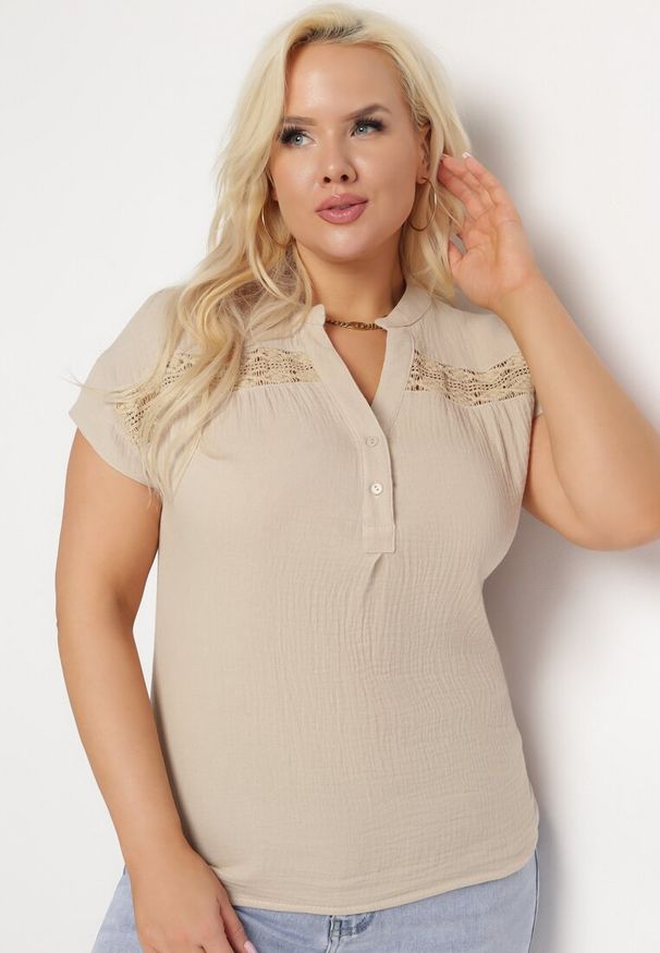 Born2be - Beżowa Bawełniana Bluzka z Guzikami i Ozdobną Siateczką Doriale. Okazja: na co dzień. Kolor: beżowy. Materiał: bawełna. Styl: casual, klasyczny