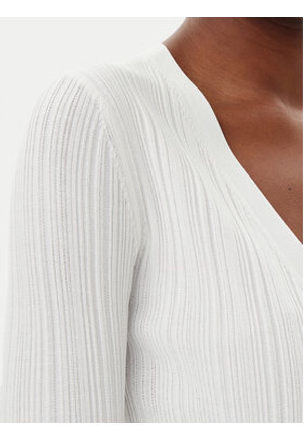 IVY & OAK - IVY OAK Sukienka dzianinowa Kloe IO113135 Écru Regular Fit. Materiał: wiskoza