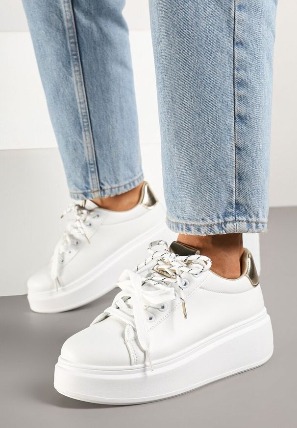 Renee - Biało-Złote Sneakersy z Podwójnym Sznurowaniem Zdivoria. Kolor: biały